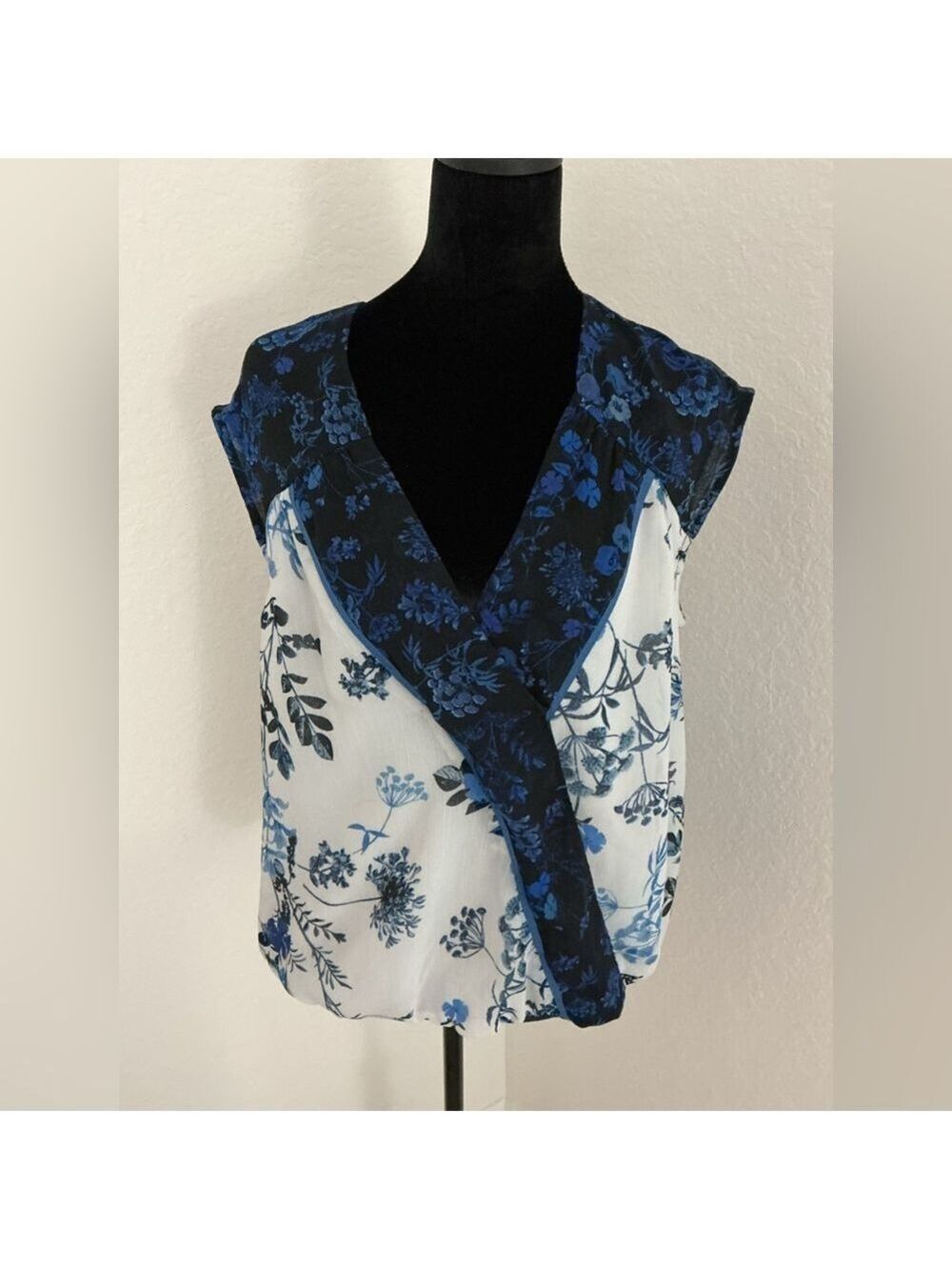 Adrianna Papell Blue Floral Surplice Sleeveless Blouse | Size M